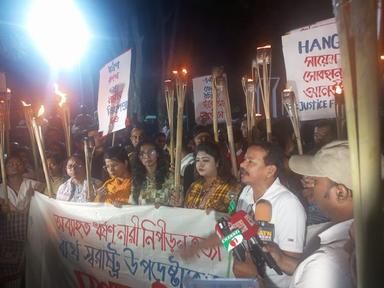 ধর্ষণ-নারী নিপীড়নের প্রতিবাদে শাহবাগে মশাল মিছিল