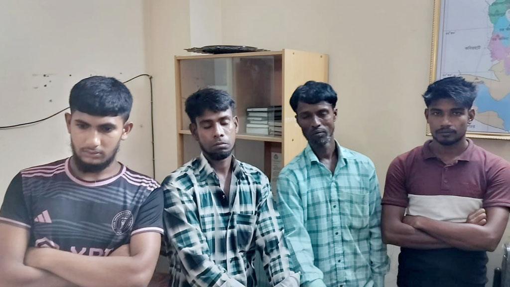 নোয়াখালীতে বাইরে তালা দিয়ে প্রবাসীর বাড়িতে ডাকাতি, আটক ৪