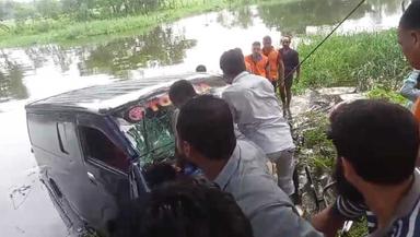 মাইক্রোবাস নিয়ন্ত্রণ হারিয়ে খালে, প্রবাসীর পরিবারের ৭ জন নিহত