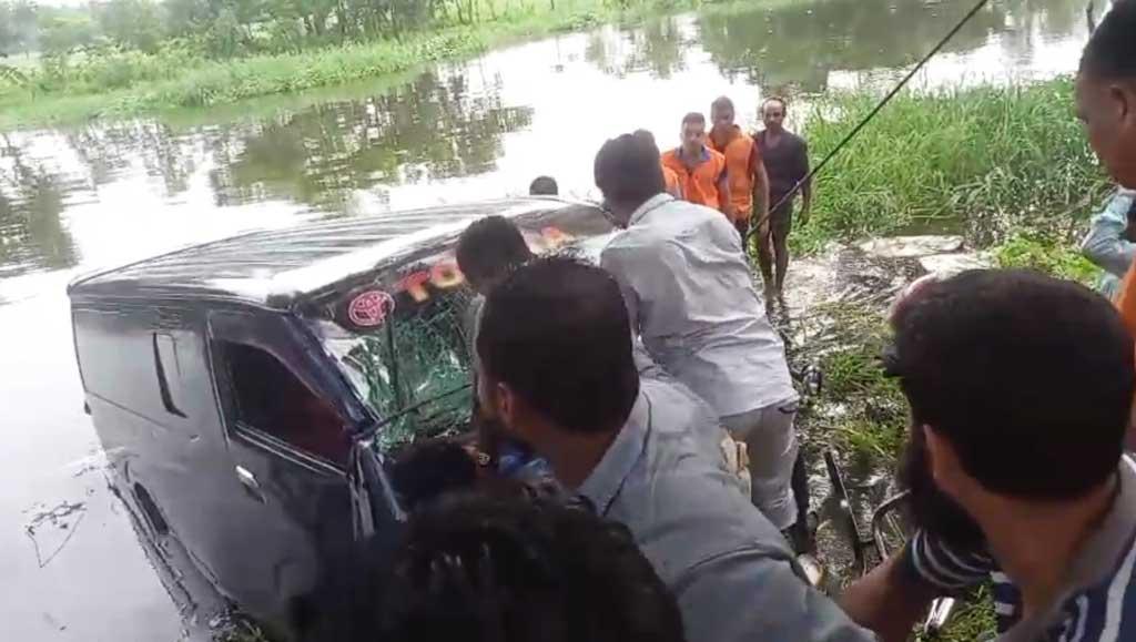 মাইক্রোবাস নিয়ন্ত্রণ হারিয়ে খালে, প্রবাসীর পরিবারের ৭ জন নিহত