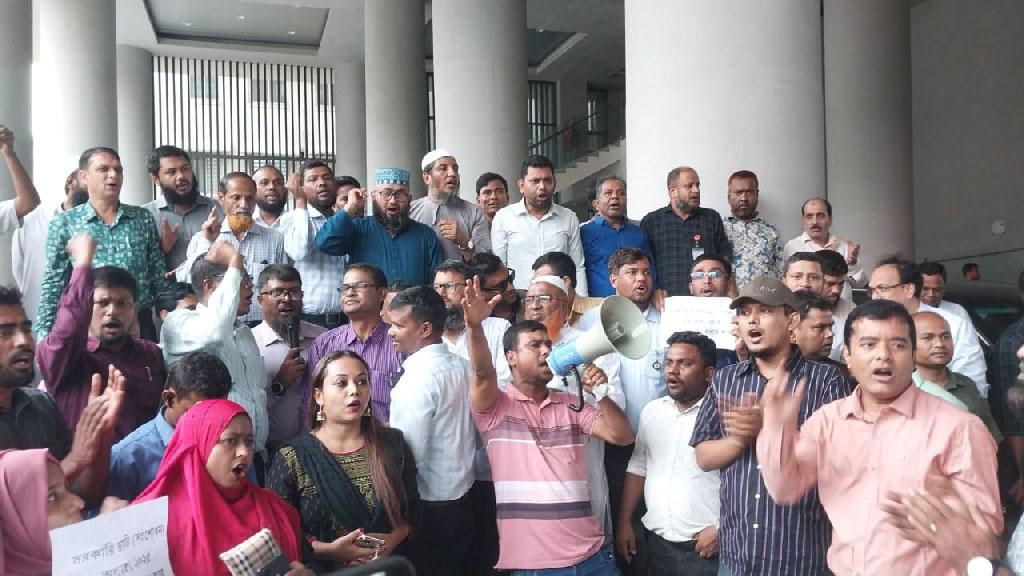 সচিবালয়ে আজও কর্মচারীদের বিক্ষোভ, অধ্যাদেশ বাতিল না হওয়া পর্যন্ত চলবে