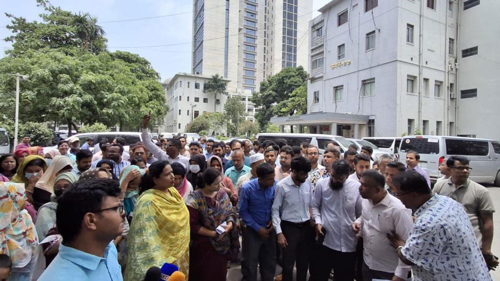 চাকরি অধ্যাদেশ বাতিলের দাবিতে সচিবালয়ে বিক্ষোভ