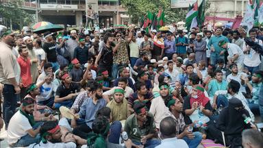 আওয়ামী লীগ নিষিদ্ধের দাবিতে শাহবাগে অবরোধ চলছে