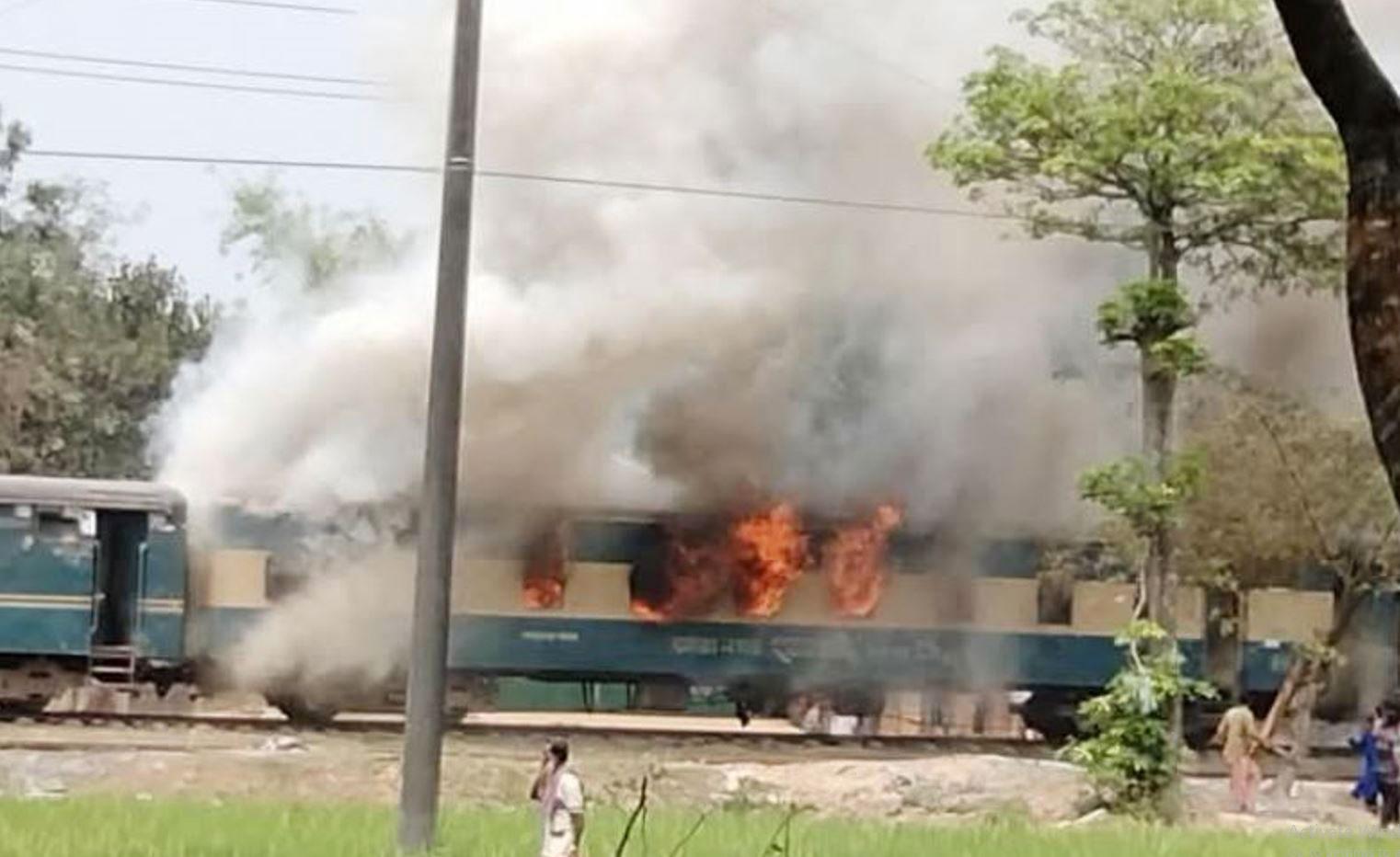শ্রীপুরে চলন্ত ট্রেনে আগুন, ঢাকা-ময়মনসিংহে ট্রেন চলাচল বন্ধ