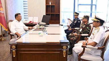 প্রধানমন্ত্রীর সঙ্গে তিন বাহিনী প্রধানের সাক্ষাৎ