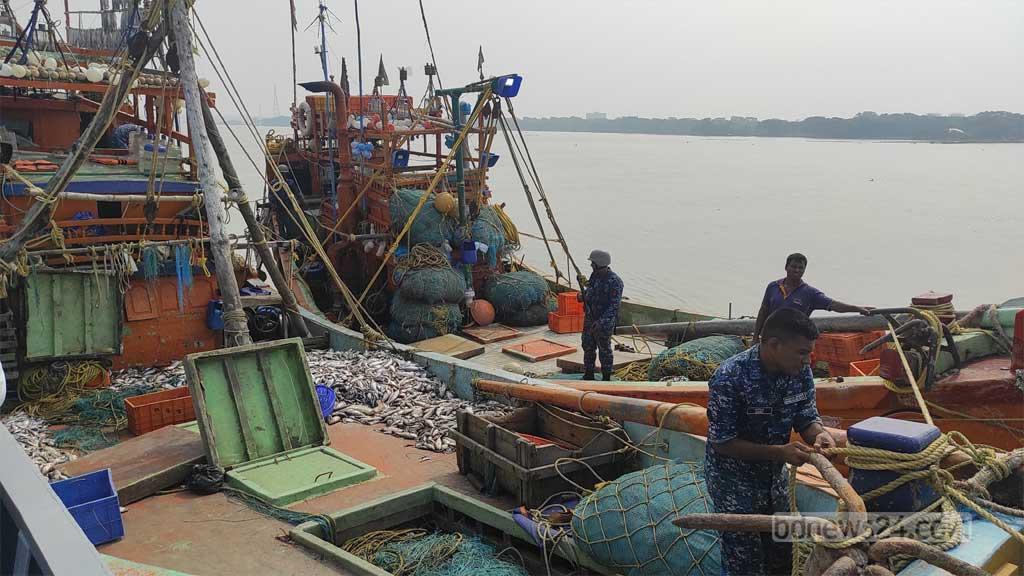 ভারত থেকে ফিরছেন ৯০ বাংলাদেশি জেলে, নিজ দেশে ফিরছেন ৯৫ ভারতীয়