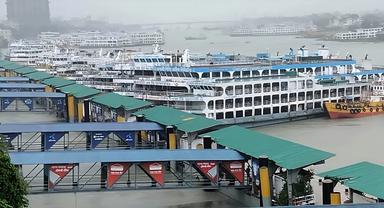 বৈরী আবহাওয়ার কারণে উপকূলীয় এলাকায় নৌযান চলাচল বন্ধ