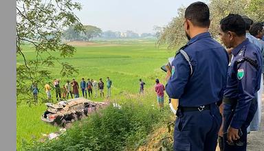ট্রেনের ধাক্কায় বিয়ের গাড়ি খাদে
