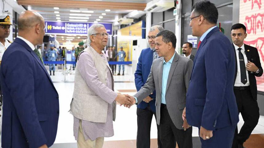 জাপান সফর শেষে দেশে ফিরেছেন প্রধান উপদেষ্টা