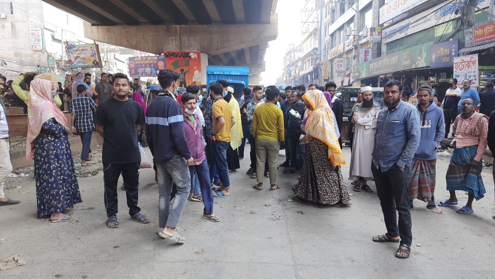 গাজীপুরে বন্ধ কারখানা খুলে দেওয়ার দাবিতে ঢাকা-টাঙ্গাইল মহাসড়ক অবরোধ