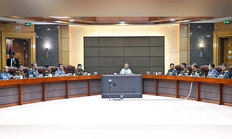 নির্বাচনে সশস্ত্র বাহিনীকে পেশাদারত্ব ও নিরপেক্ষ ভূমিকার নির্দেশনা প্রধান উপদেষ্টার