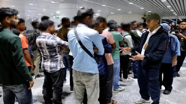 বিমানবন্দর থেকে ১২৩ বাংলাদেশিকে ফেরত পাঠিয়েছে মালয়েশিয়া