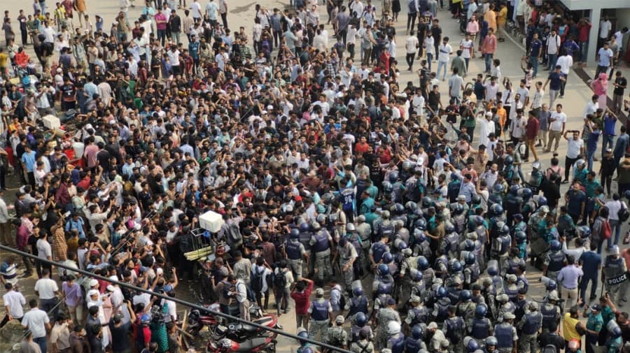 ৯ ঘণ্টা পর মাইলস্টোনে অবরুদ্ধ অবস্থা থেকে মুক্ত ২ উপদেষ্টা ও প্রেস সচিব