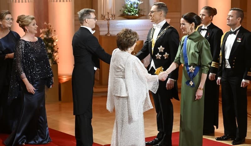 ফিনল্যান্ডের ১০৮তম স্বাধীনতা দিবসে প্রেসিডেন্ট প্রাসাদে স্বপ্নময় রাষ্ট্রীয় সংবর্ধনা