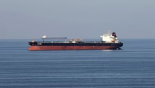 ইরানের জলসীমা থেকে নিজেদের জাহাজকে দূর থাকতে বলেছে আমেরিকা